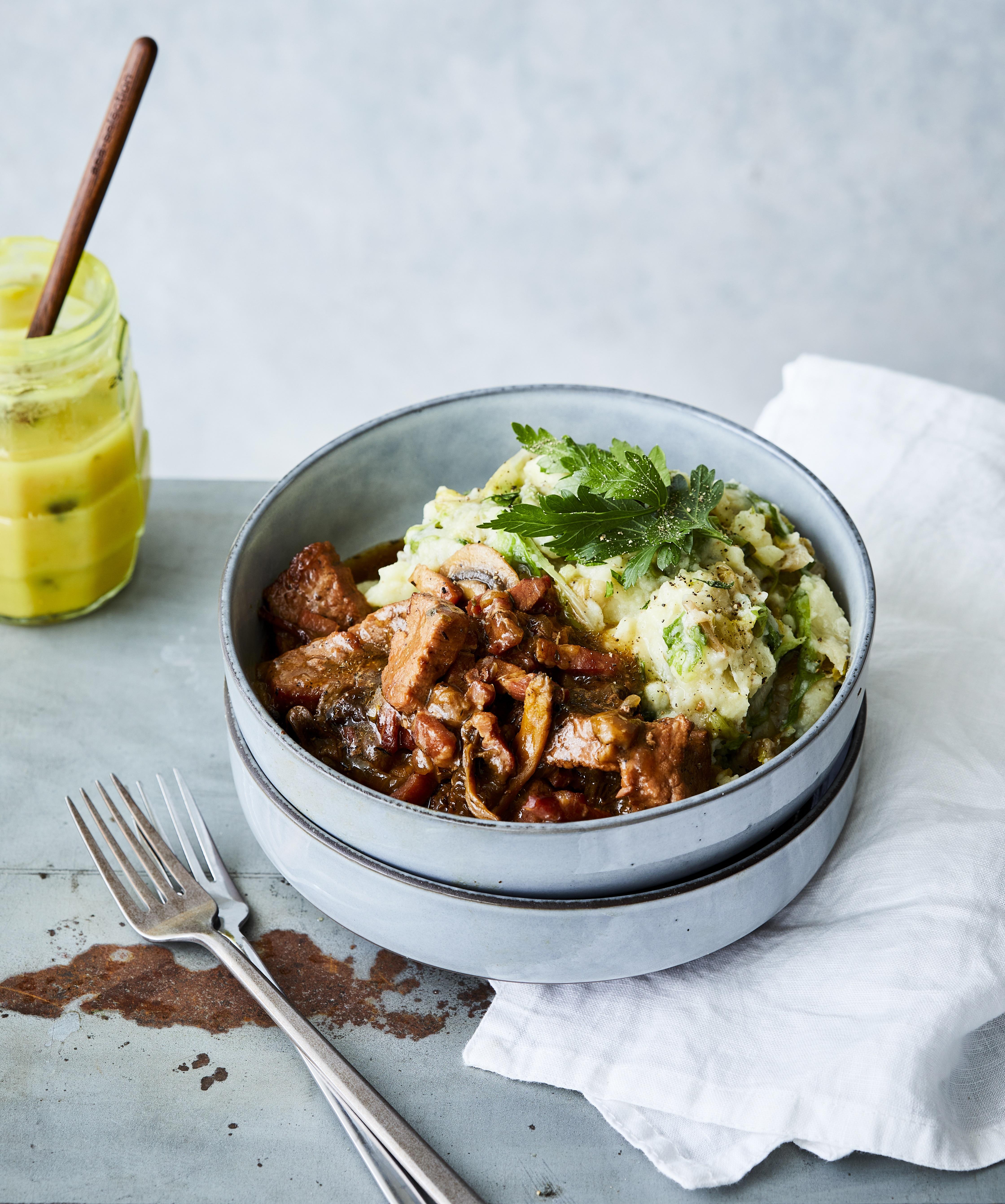 Kalfsstoofpotje met paddenstoelen en smeuïge andijviepuree